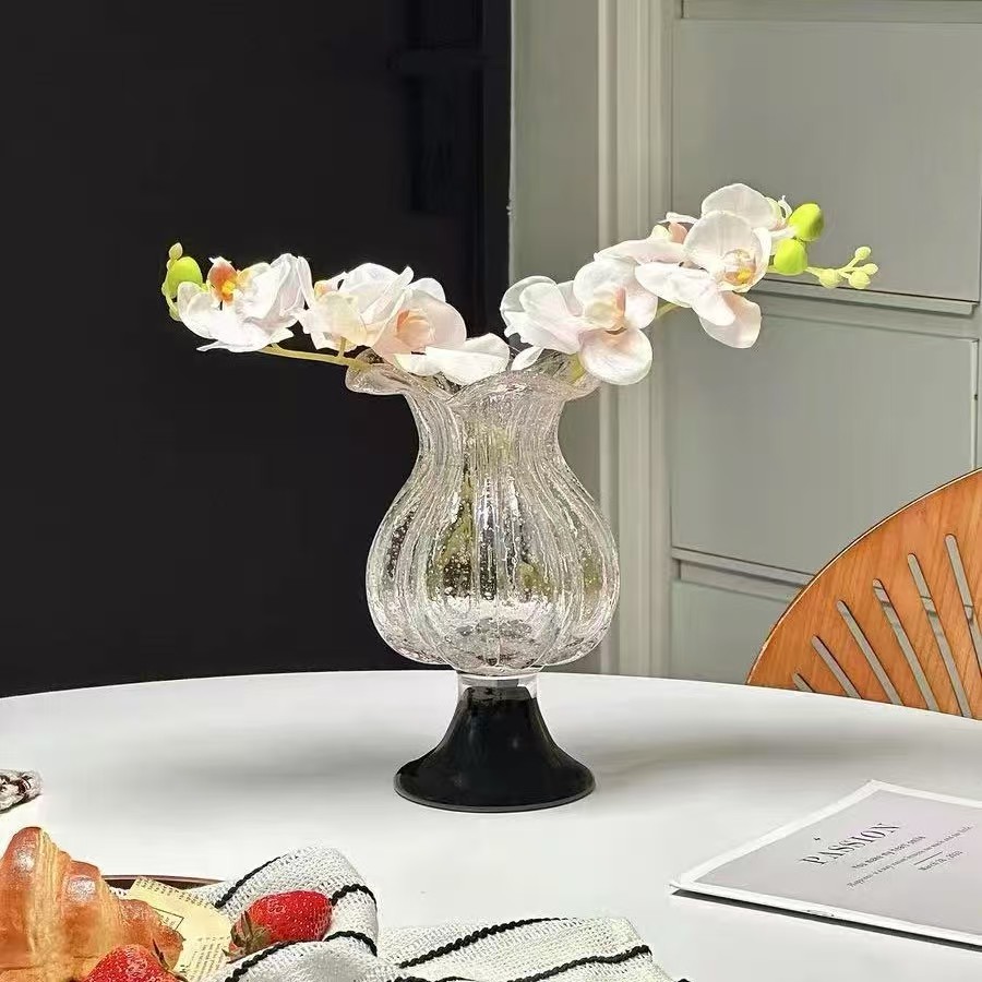 Różne szklane wazony o dziwnych kształtach