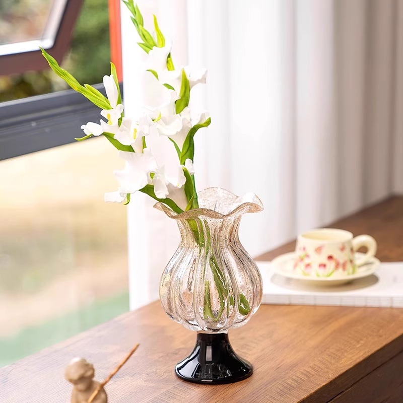 Luksusowy, wysoki, szklany wazon w stylu vintage ze złotymi plamkami