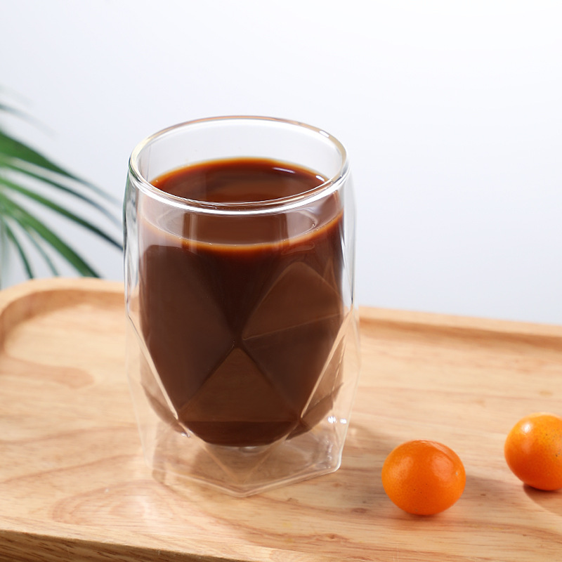 Prosty, żaroodporny, izolowany szklany kubek z podwójnymi ściankami